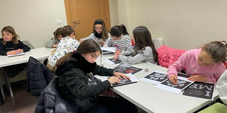 Los niños de Cabrerizos aprenden de forma divertida la nueva técnica artística del Push Pin Art en ‘Acércate para sentirlo’