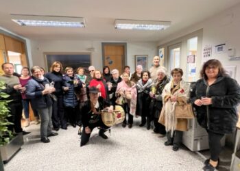 El alcalde entrega el bastón de mando a la aguedera mayor, Paulina Borges, de 92 años