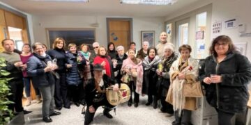 El alcalde entrega el bastón de mando a la aguedera mayor, Paulina Borges, de 92 años