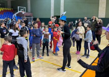 Los más pequeños de Carbajosa aprenden y se divierten en la yincana bilingüe de Carnaval