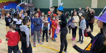 Los más pequeños de Carbajosa aprenden y se divierten en la yincana bilingüe de Carnaval