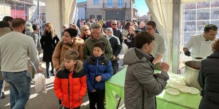 Los vecinos agotan las 600 raciones de chichas con huevo para cerrar las fiestas con buen sabor