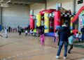 Los niños llenan el pabellón convertido en un parque infantil para disfrutar del día de fiesta