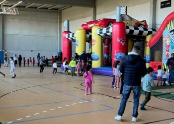 Los niños llenan el pabellón convertido en un parque infantil para disfrutar del día de fiesta