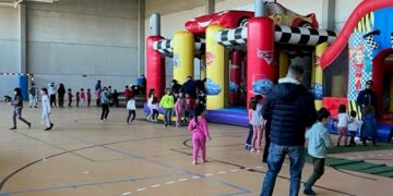 Los niños llenan el pabellón convertido en un parque infantil para disfrutar del día de fiesta