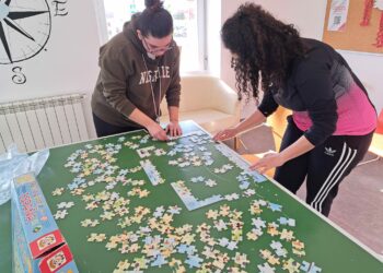 Taller de hama y concurso de puzles para los jóvenes de Santa Marta