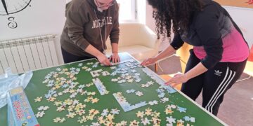 Taller de hama y concurso de puzles para los jóvenes de Santa Marta