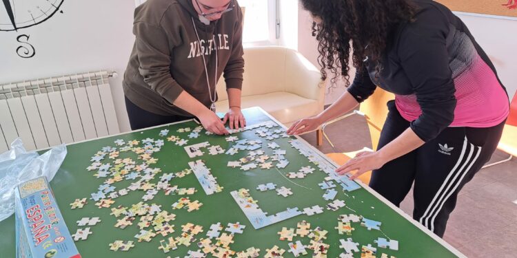 Taller de hama y concurso de puzles para los jóvenes de Santa Marta