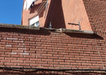 La caída de la cornisa de un balcón obliga a intervenir a los bomberos