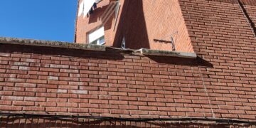 La caída de la cornisa de un balcón obliga a intervenir a los bomberos