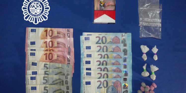 Detenido en un control un varón de 35 años que portaba MDMA, 14 pastillas, cuatro envoltorios y 220 euros