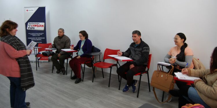 Cruz Roja Santa Marta forma a 14 personas como auxiliares de comercio para facilitar su acceso al mercado laboral