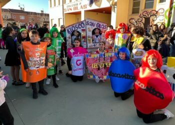 Originalidad y color se funden en la fiesta de disfraces de la gran familia del San Blas para celebrar el Carnaval