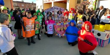 Originalidad y color se funden en la fiesta de disfraces de la gran familia del San Blas para celebrar el Carnaval