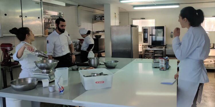 La cocina francesa, asiática y del territorio, junto al taller de corte de jamón, nuevos cursos monográficos de la Escuela de Hostelería