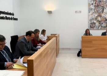 El pleno ratifica la cesión del terreno para las viviendas protegidas y la actualización de las ordenanzas que regulan el ICIO y el servicio de agua potable