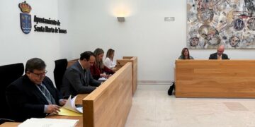 El pleno ratifica la cesión del terreno para las viviendas protegidas y la actualización de las ordenanzas que regulan el ICIO y el servicio de agua potable