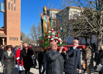San Blas sale en procesión acompañado por cientos de vecinos en su día de fiesta