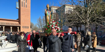 San Blas sale en procesión acompañado por cientos de vecinos en su día de fiesta