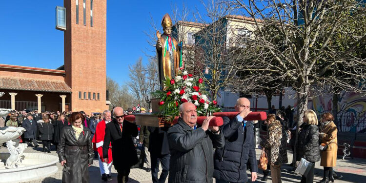 San Blas sale en procesión acompañado por cientos de vecinos en su día de fiesta