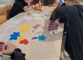 Taller de hama y concurso de puzles para los jóvenes de Santa Marta