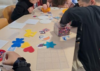 Taller de hama y concurso de puzles para los jóvenes de Santa Marta