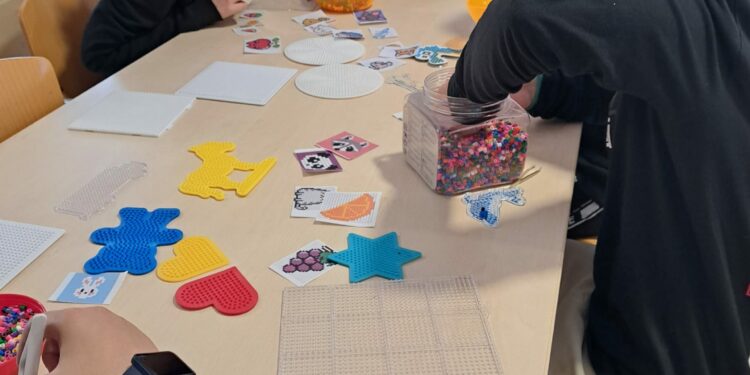 Taller de hama y concurso de puzles para los jóvenes de Santa Marta