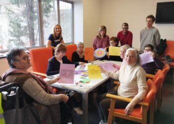 Los mayores son protagonistas en los talleres de memoria y de tarjetas de San Valentín