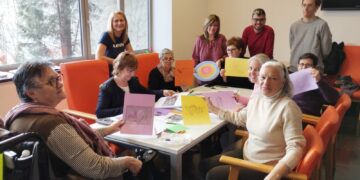 Los mayores son protagonistas en los talleres de memoria y de tarjetas de San Valentín