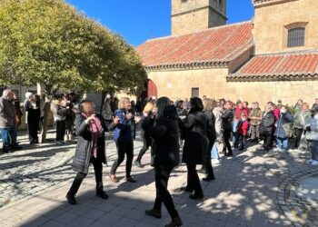 Los Quintos de Villamayor reciben sus cintas en el día de Las Candelas arropados por los vecinos al ritmo de los bailes de Tresbolillo