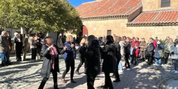 Los Quintos de Villamayor reciben sus cintas en el día de Las Candelas arropados por los vecinos al ritmo de los bailes de Tresbolillo