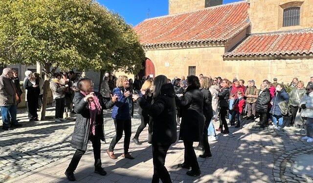 Los Quintos de Villamayor reciben sus cintas en el día de Las Candelas arropados por los vecinos al ritmo de los bailes de Tresbolillo