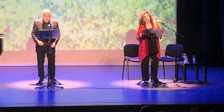 Charo López brilla ante el público de un abarrotado auditorio de Villares