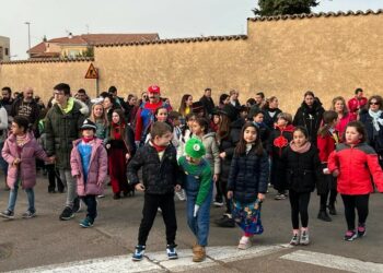 Animado desfile de Carnaval en Villares a ritmo de  batucada