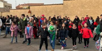 Animado desfile de Carnaval en Villares a ritmo de  batucada