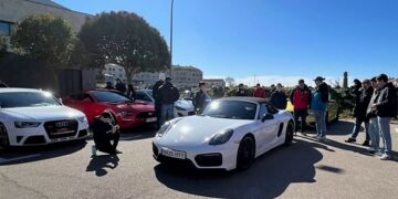 Los coches deportivos atraen a los amantes del motor a Villares para seguir disfrutando del I Festival Simracing