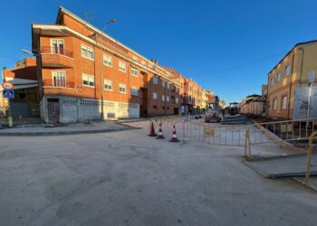 La pavimentación de la avenida José García Santos impulsa la última fase de la renovación integral de la travesía principal de Villares