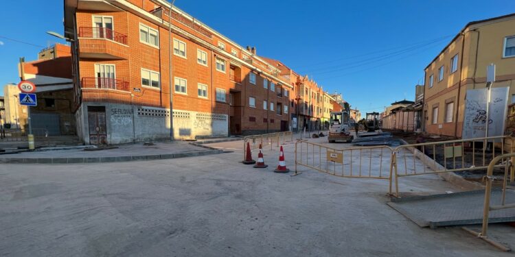 La pavimentación de la avenida José García Santos impulsa la última fase de la renovación integral de la travesía principal de Villares