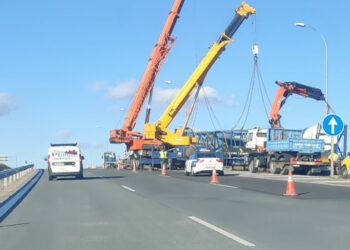 El accidente de un camión que transportaba la hélice de un molino de viento obliga a cortar dos carriles en la A-62