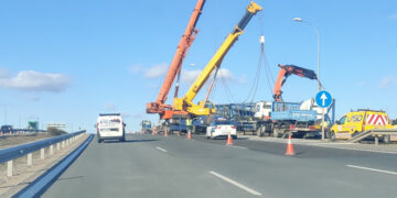 El accidente de un camión que transportaba la hélice de un molino de viento obliga a cortar dos carriles en la A-62