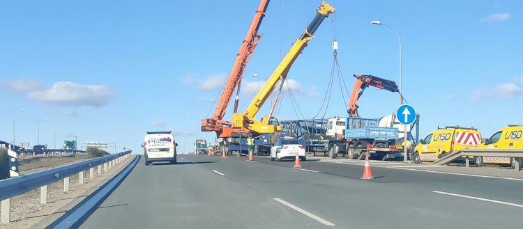 El accidente de un camión que transportaba la hélice de un molino de viento obliga a cortar dos carriles en la A-62