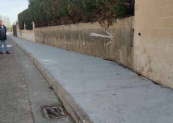 La nueva acera de 150 metros aumentará la seguridad vial de los vecinos de la urbanización Aldebarán