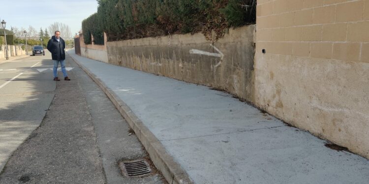 La nueva acera de 150 metros aumentará la seguridad vial de los vecinos de la urbanización Aldebarán