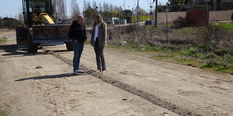 El Ayuntamiento arregla los caminos del término y desbroza las parcelas municipales
