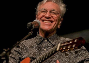 La Universidad investirá ‘doctor honoris causa’ al músico y poeta brasileño Caetano Veloso