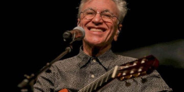 La Universidad investirá ‘doctor honoris causa’ al músico y poeta brasileño Caetano Veloso