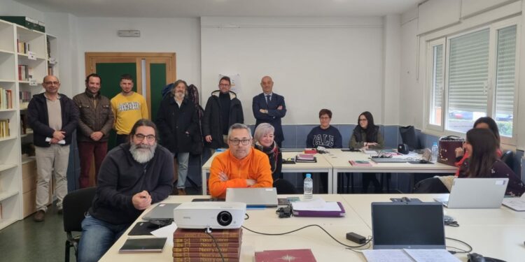 La digitalización del archivo municipal centrará la labor de los ocho desempleados de Carrascal de Barregas que participan en el programa de formación y empleo