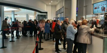 Los mayores de Santa Marta disfrutan de una sesión especial de cine en El Tormes
