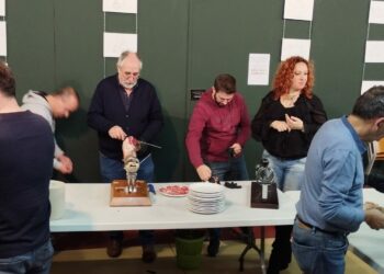 La Escuela de Hostelería enseña la técnica y los ‘trucos’ del corte de jamón