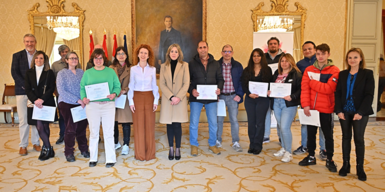 El Centro de Formación y Orientación entrega los diplomas a 27 alumnos de los cursos ‘Word y Excel Básicos’ y ‘Manejo de carretillas elevadoras y estiva’